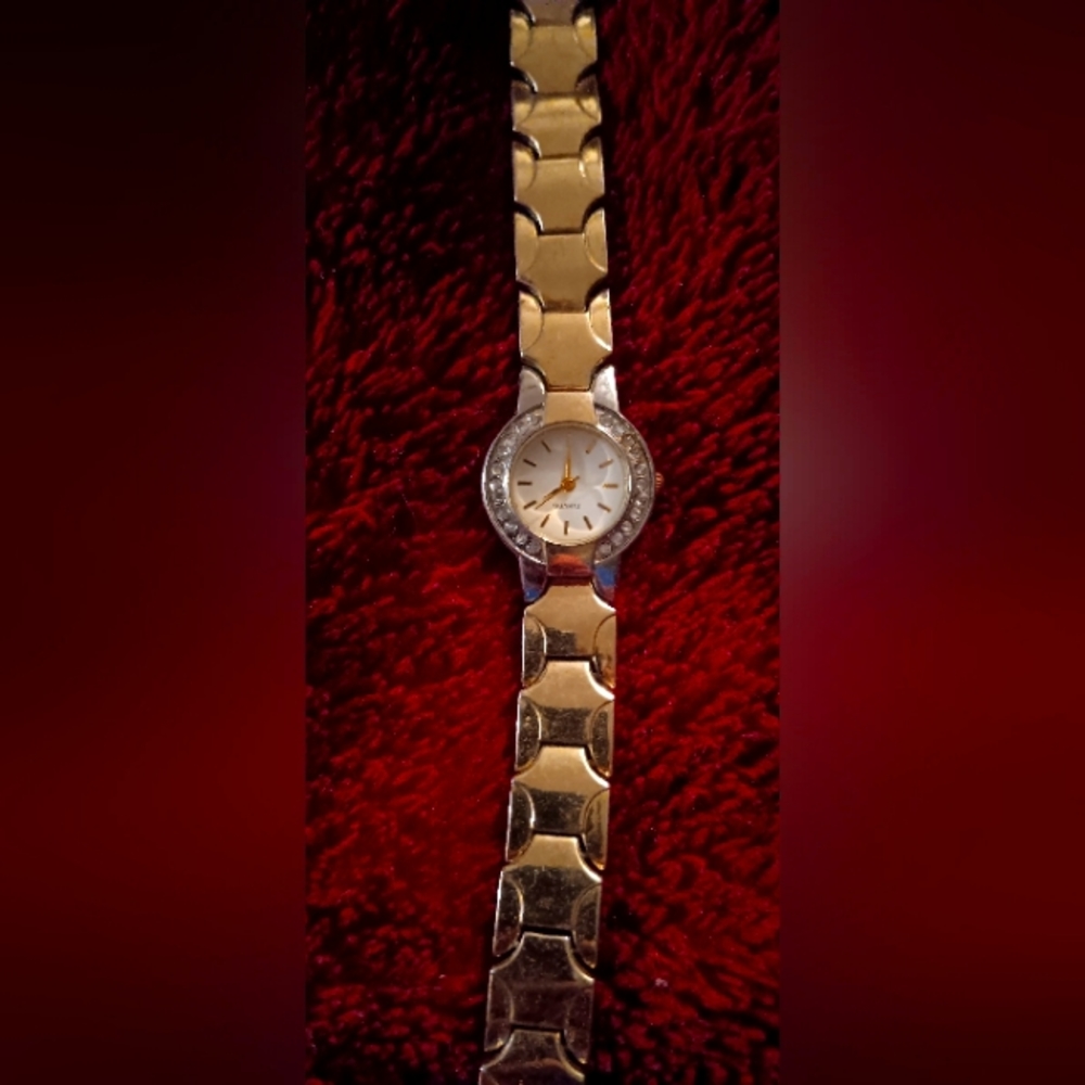 Beautiful quartz ladies watch vintage!
